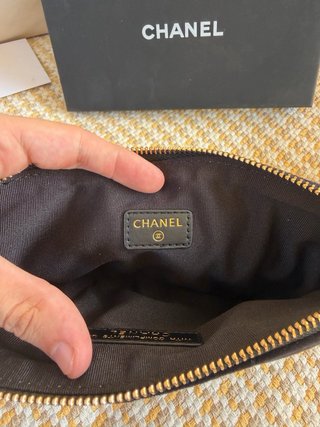 Bolso Chanel Negro con Charm Dorado