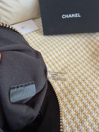 Bolso Chanel Negro con Charm Dorado