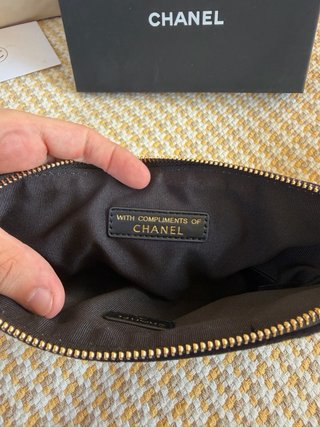 Bolso Chanel Negro con Charm Dorado