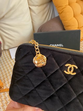 Bolso Chanel Negro con Charm Dorado
