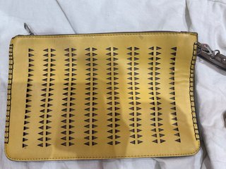 Bolso de mano amarillo con perforaciones