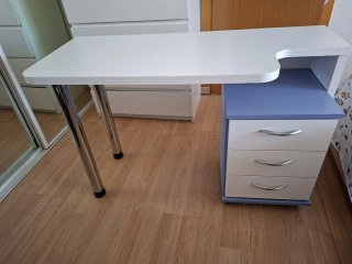 Escritorio blanco y azul con cajones