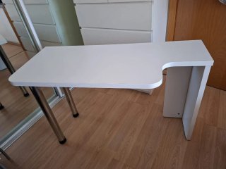 Escritorio blanco y azul con cajones