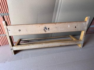Perchero madera pino con plataforma