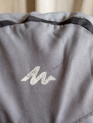 Mochila senderismo 50L  Quechua gris y turquesa