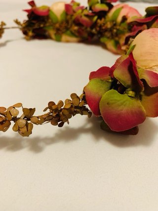 Tocado de flores rosas y rojas