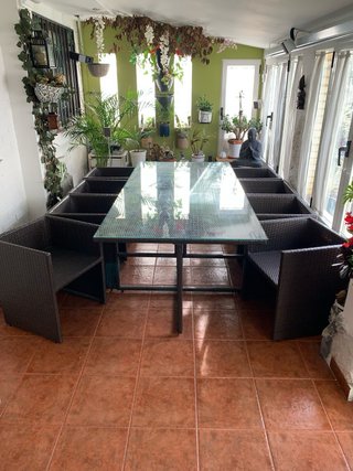 Mesa de comedor de jardín de ratán y cristal