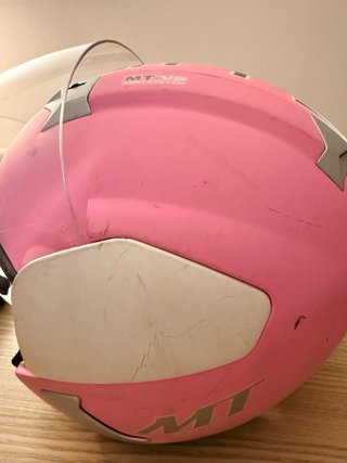 Casco MT rosa con visera