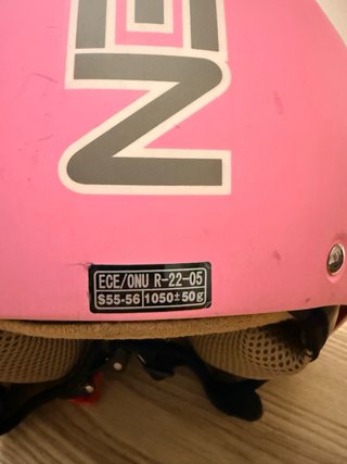 Casco MT rosa con visera