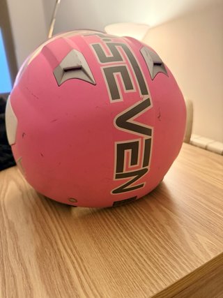Casco MT rosa con visera