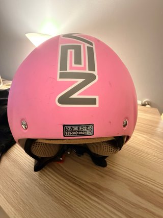 Casco MT rosa con visera