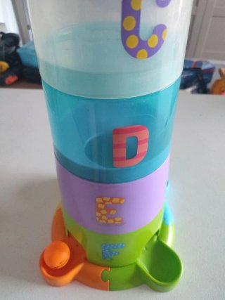 Torre de apilables con letras