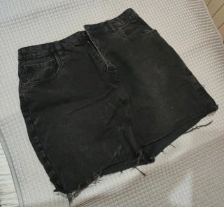 Falda vaquera negra desgastada