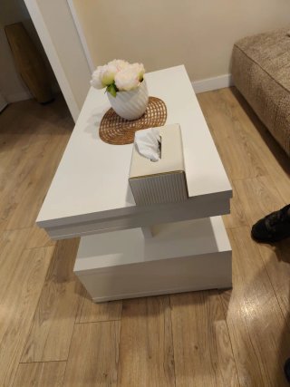 Mesa auxiliar blanca y madera