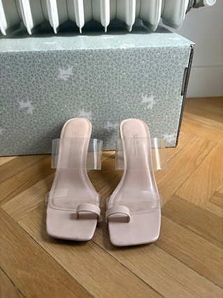 Sandalias rosas transparentes
