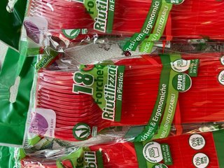 Posate in plastica rosse riciclabili