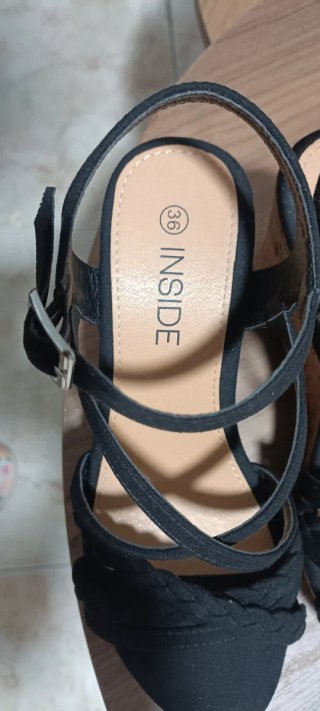 Sandalias de cuña negras INSIDE talla 36.