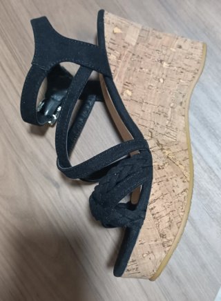 Sandalias de cuña negras INSIDE talla 36.