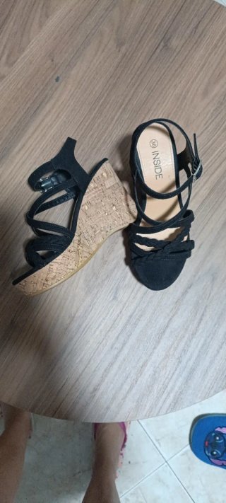 Sandalias de cuña negras INSIDE talla 36.