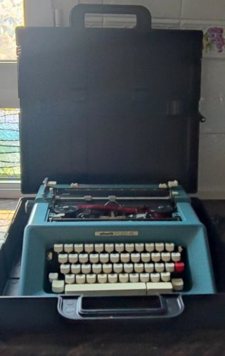 Máquina de escribir Olivetti Studio 46 azul