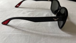 Gafas de sol negras y rojas