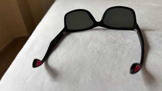 Gafas de sol negras y rojas