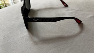 Gafas de sol negras y rojas