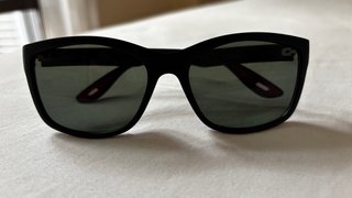 Gafas de sol negras y rojas