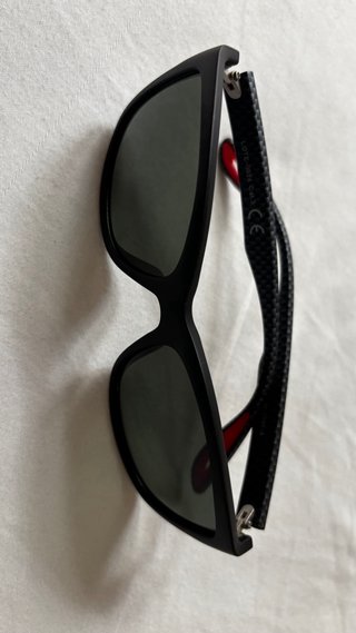 Gafas de sol negras y rojas