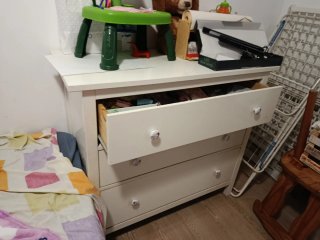 Cómoda blanca con tiradores decorativos