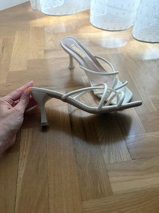 Sandalias de tacón blancas tiras finas