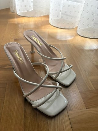 Sandalias de tacón blancas tiras finas