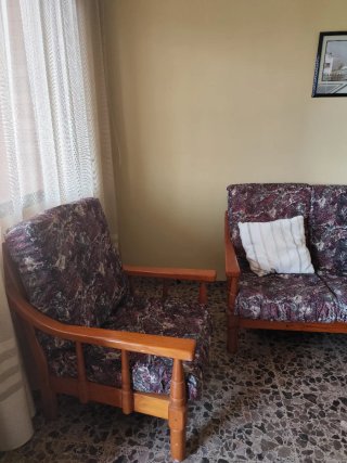 Sofá y sillón de madera y tela