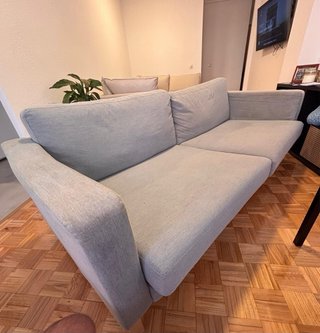 Sofá de tela gris