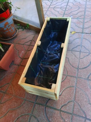 Macetero de madera con revestimiento