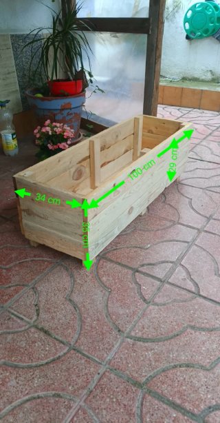 Macetero de madera con revestimiento