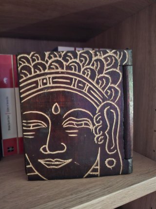 Caja de madera decorada con Buda.