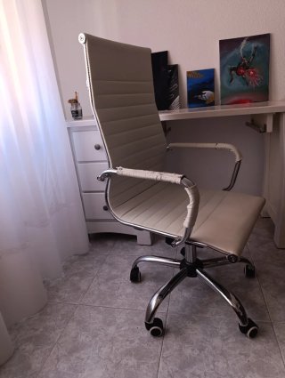 Sedia da ufficio bianca e argentata