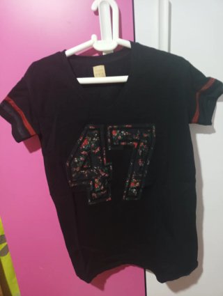 Camiseta negra con estampado floral