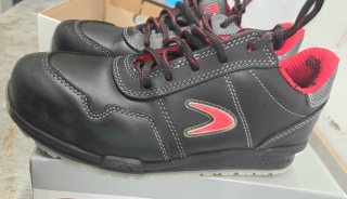 Zapatillas seguridad Cofra negras y rojas