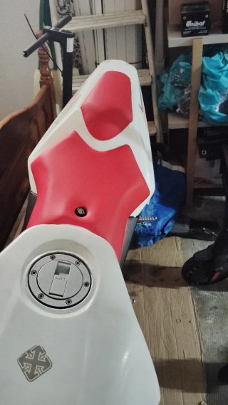 Derbi GPR Nude 50cc Moto Naked Blanca Roja