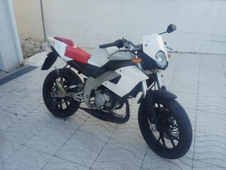Derbi GPR Nude 50cc Moto Naked Blanca Roja