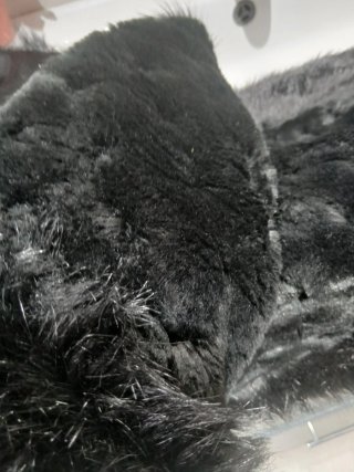 Estola negra de pelo sintético