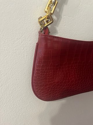Bolso burdeos con cadena dorada
