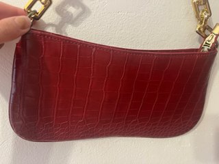 Bolso burdeos con cadena dorada