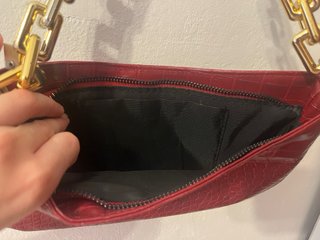 Bolso burdeos con cadena dorada
