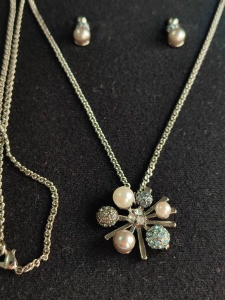 Conjunto collar y pendientes perla y strass