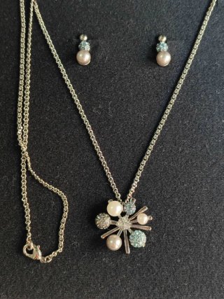 Conjunto collar y pendientes perla y strass