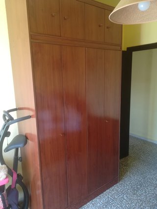 Armarios de madera marrones