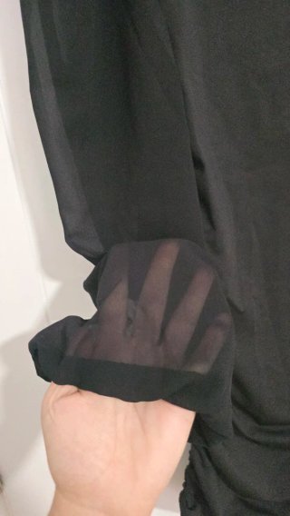 Vestido negro corto manga larga translúcida frunci